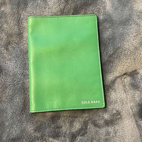 Cole Hann passport holder - Picture 3 of 4